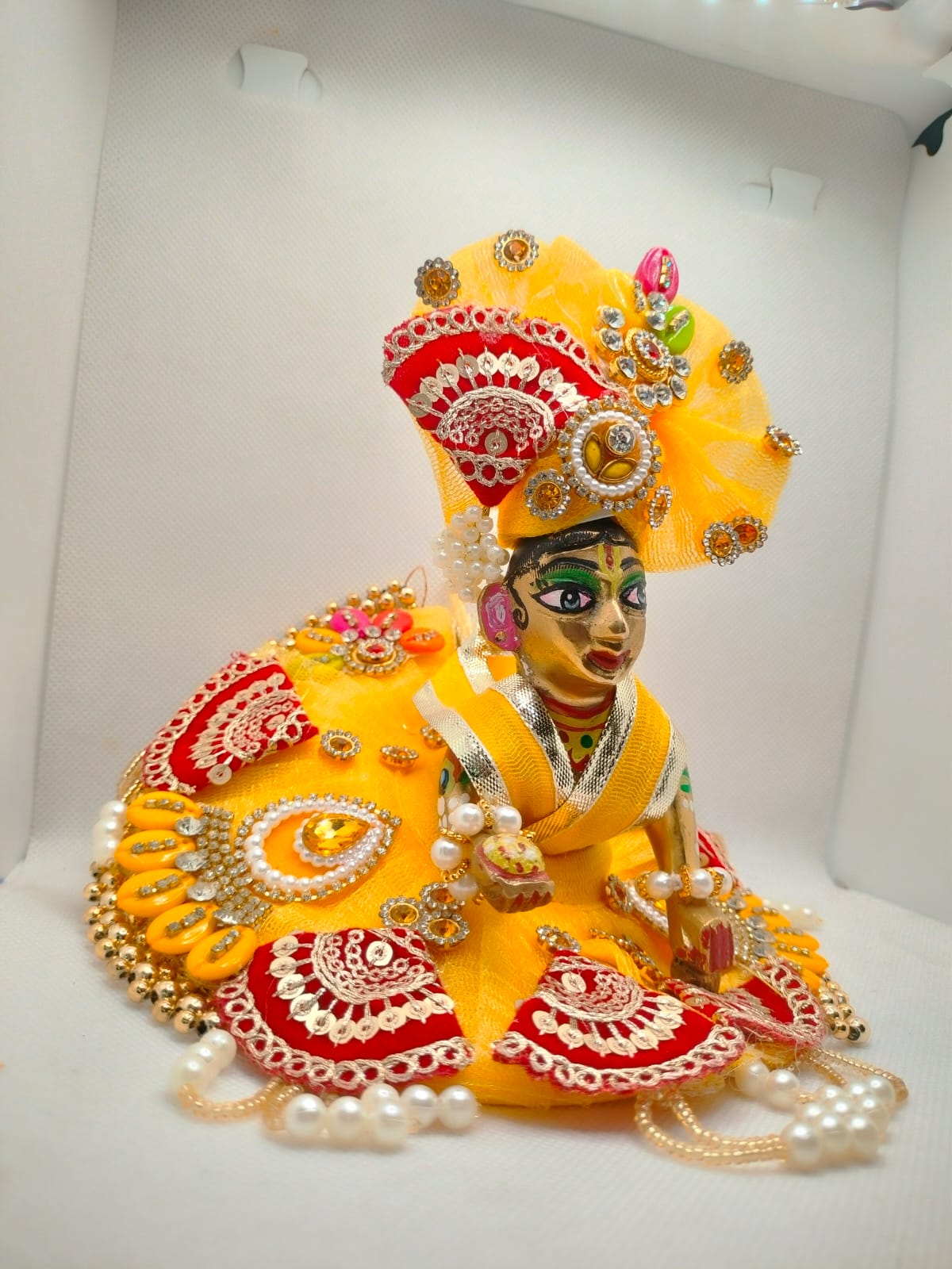 Manikya Rang Poshak (माणिक्य रंग पोशाक)