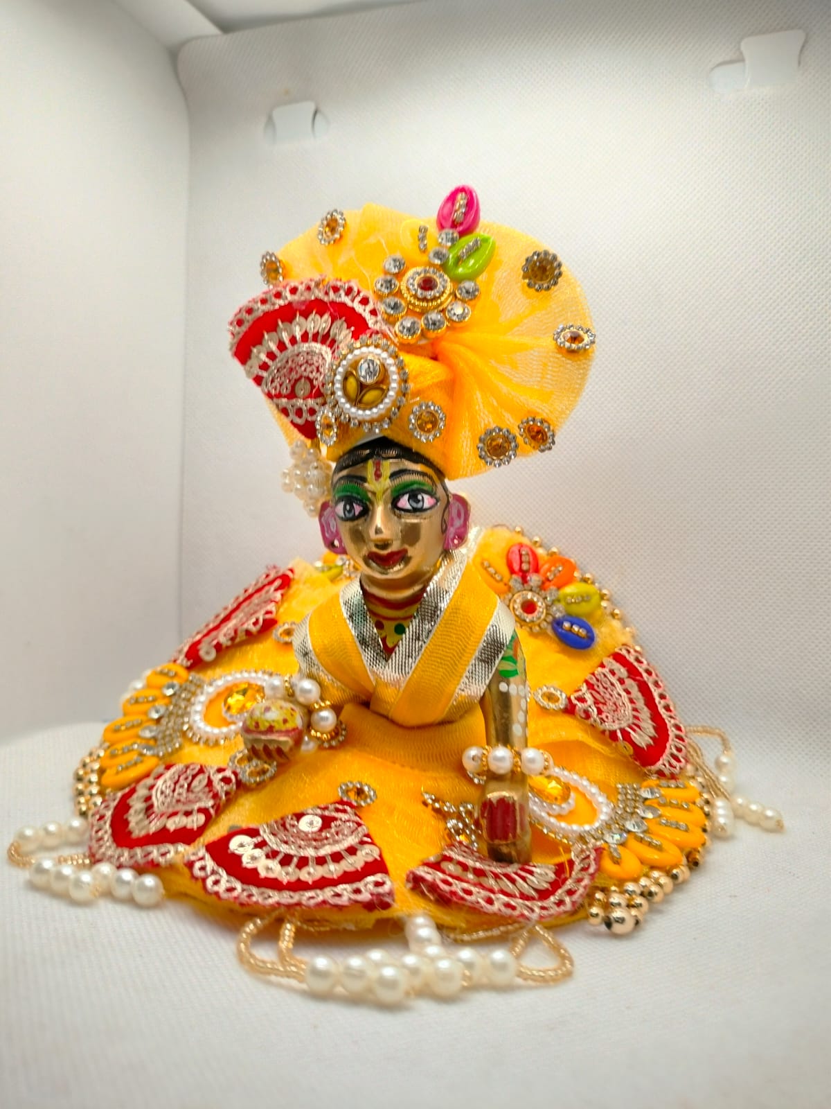 Manikya Rang Poshak (माणिक्य रंग पोशाक)